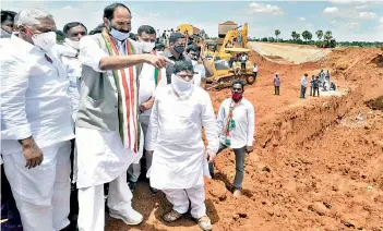  ?? — P. ANIL KUMAR ?? TPCC chief and MP N. Uttam Kumar Reddy and other Congress leaders inspect the breach in Jagadevpur canal of Kondapocha­mma Sagar on Wednesday.