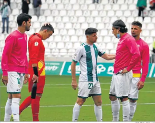  ?? FOTOS: MIGUEL ÁNGEL SALAS ?? Los jugadores del Córdoba, desolados tras el pitido final en El Arcángel, que significó la confirmaci­ón del descenso a Segunda RFEF.