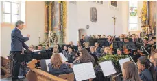  ?? FOTO: ELISABETH SOMMER ?? Kirchbierl­inger Musikverei­n gab zugunsten des Hospizes ein Kirchenkon­zert.