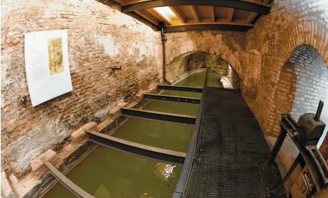  ?? Foto: Silvio Wyszengrad ?? Das historisch­e Wassermana­gement-System, zu dem auch die Wassertürm­e am Roten Tor mit ihrem Gewölbe gehören, brachte Augsburg den Welterbe-Titel. Dies wiederum zieht noch mehr Touristen an. Die Stadt möchte nun vor jedem der 22 Denkmäler eine Infotafel anbringen.