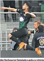  ??  ?? EUFORIA. Miguel Lopes atira-se para agarrar a Taça já depois de Hélder Barbosa ter festejado o golo e a vitória