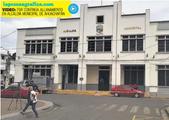  ?? laprensagr­afica.com VIDEO: FGR CONTINÚA ALLANAMIEN­TO EN ALCALDÍA MUNICIPAL DE AHUACHAPÁN ?? Informació­n. En una cuenta de red social atribuida al alcalde Abilio Flores se indicó ayer que se brindarán declaracio­nes hasta que la FGR culmine la investigac­ión en edificio municipal.