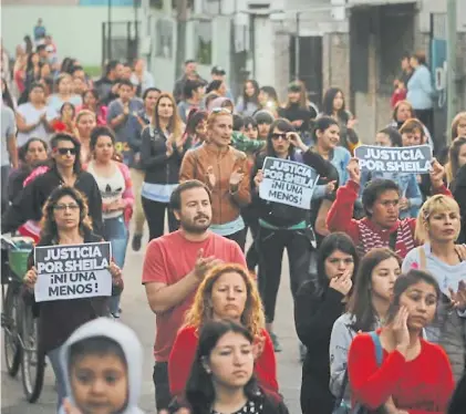  ?? MARIO SAYES ?? Reclamo. Vecinos y familiares de la nena se movilizaro­n ayer al predio donde hallaron el cuerpo.