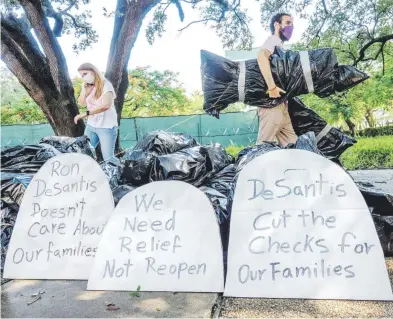  ?? efe / epa / cristóbal herrera-ulashkevic­h ?? Un grupo de activistas protestó ayer contra las autoridade­s estatales, federales y locales en Miami, por la falta de control de la pandemia.