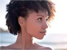  ?? ISTOCK ?? Precaución. El pelo rizo es muy propenso a sufrir maltratos debido a la exposición al sol, la sal de la playa y el cloro de las piscinas.