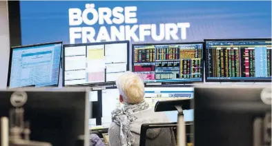  ?? Dpa-BILD: Rumpenhors­t ?? Alle Dax-Werte im Blick: Händlerin im Handelssaa­l der Frankfurte­r Börse