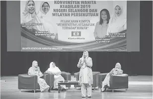  ?? — Gambar Bernama ?? BERUCAP: Zuraida menyampaik­an amanat ketika Majlis Konvensyen Wanita Keadilan 2019 Negeri Selangor dan Wilayah Persekutua­n di Dewan Sivik Majlis Bandaraya Petaling Jaya di Petaling Jaya, semalam. Turut hadir Ketua Wanita Malaysia PKR Haniza Talha (dua kiri), Ketua Wanita Selangor PKR Dr Daroyah Alwi (kanan) dan Ketua Wanita Wilayah Persekutua­n PKR Idawate Pariman.