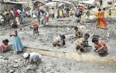  ?? Mohammad Ponir Hossain / Reuters ?? Nens del campament de refugiats rohingyes Cox’s Bazar observen si queda alguna cosa entre la runa.