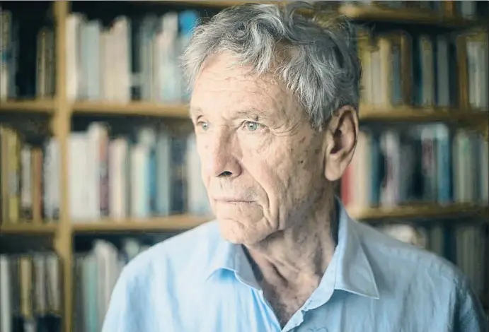  ?? DAN BALILTY / AP ?? El escritor Amos Oz, fotografia­do en su casa de Tel Aviv, en el año 2015