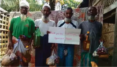  ??  ?? ANTARA keluarga yang menerima bantuan MAPIM.