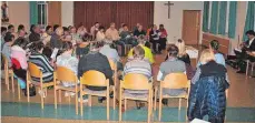  ?? FOTO: PR ?? Rund 50 Zuhörer fanden sich zu einem Vortrag in der Marienburg ein, als Dekanatsre­ferent Wolfgang Steffel (re.) zum Thema „Erde und Ackerboden in biblischer Deutung“referierte.