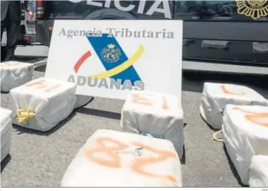  ?? EFE ?? Fajos de droga requisados por la Agencia Tributaria y la Policía Nacional, en una imagen de archivo.