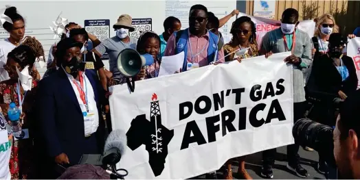  ?? ?? Des ONG manifesten­t à la COP27 contre l’expansion gazière sur le continent africain. (Crédits : @mohadow)