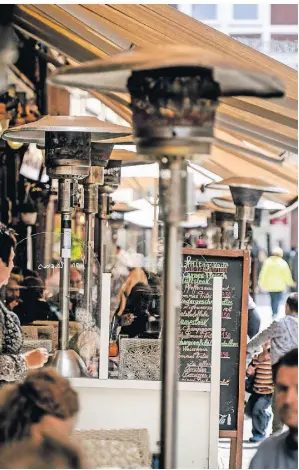  ?? FOTO: ANDREAS ENDERMANN ?? In der Altstadt stehen Gasheizstr­ahler wieder bei vielen Gastronome­n. Die geplante Förderung zur Umstellung kam nicht zustande.