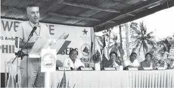  ?? RIC V. OBEDENCIO ?? US Ambassador Philip Goldberg talks to beneficiar­ies of implemente­d projects at Barangay Villarcayo in Carmen, Bohol, one of which is a school building he inaugurate­d. With him (seated, L-R) are Bohol Governor Edgar Chatto, Social Welfare Secretary...