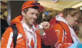  ?? PIER MORENO SILVESTRI ?? Team Canada’s Shane Stewart shows off his medal as he returns Saturday after participat­ing in the Special Olympics Winter Games.