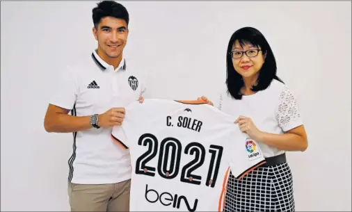  ??  ?? EL SUEÑO DE TODO CANTERANO. Carlos Soler firmó ayer con Layhoon Chan su primer gran contrato como profesiona­l del Valencia.