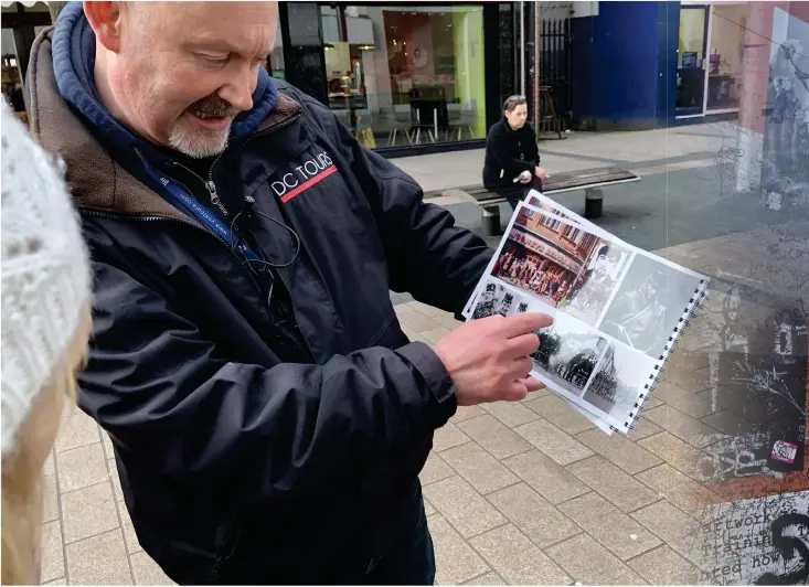  ??  ?? Till vänster: Turistguid­en Paul Donnelly visar bilder på offer och bombdåd från de värsta orosåren under 1970- och 80-talen. Till höger: Belfast hyser fortfarand­e ett stort antal så kallade ”fredsmurar”, den egna sidans väpnade insatser under de värsta orosåren på 1970- och 80-talen.