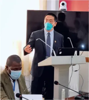  ?? ?? Wang makes a presentati­on in neurosurge­ry in French during his mission to Guinea