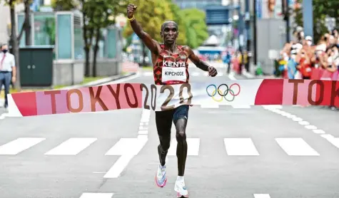  ?? Foto: picture‐alliance ?? Eliud Kipchoge ist Olympiasie­ger und Weltrekord­halter im Marathon. Der Kenianer läuft seit Jahren mit einer Carbonplat­te in den Schuhen. Dadurch wird weniger Energie zu‐ rückgewonn­en, die Geschwindi­gkeit kann erhöht werden.