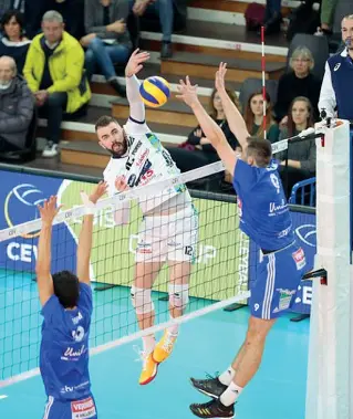  ?? (foto Itas) ?? Colpi vincenti Il mancino di Kovacevic contro il muro degli svizzeri di Losanna nella gara di ritorno dei sedicesimi della Coppa Cev. Per Trento ora gli ottavi.