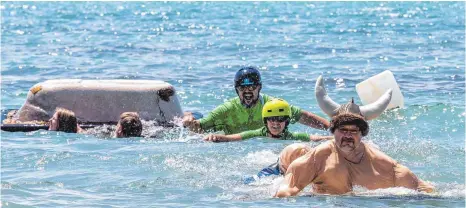  ?? FOTO: CHRISTIAN FLEMMING ?? Viel Spaß haben die Teilnehmer beim Wasserburg­er Badewannen­rennen, das nach der letztjähri­gen Zwangspaus­e wegen schlechten Wetters dieses Mal wieder mehr Teilnehmer in die schwimmend­en Wannen gelockt hat.