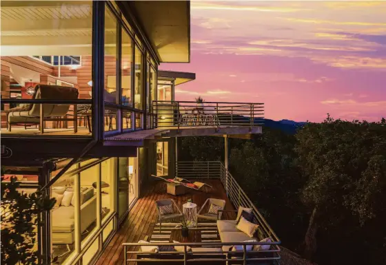  ?? CHRISTIAN KLUGMANN ARCHITECTU­RAL PHOTOGRAPH­Y ?? Above: Both levels of the mid-century Oakland home enjoy outdoor spaces. Below left: The family room features floor-to-ceiling windows and bay views. Below right: The open dining area connects living room to kitchen and the view deck outside.