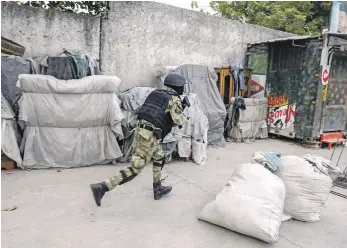  ?? ?? Las bandas armadas siembran el terror y ordenan a los padres encerrar a sus hijos.