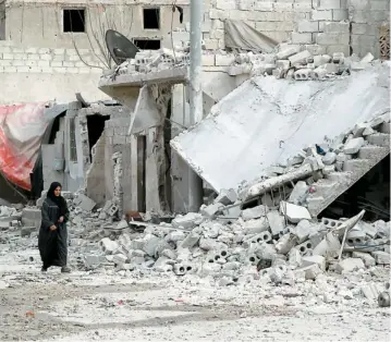  ??  ?? Des raids du régime syrien ont accentué la destructio­n à Alep, deuxième ville de Syrie, dans un conflit qui a fait près de 140 000 morts en trois ans.
