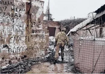  ?? TYLER HICKS/THE NEW YORK TIMES ?? Ukrainian soldiers stationed Wednesday in Pisky, near territory held by Russian-backed forces.