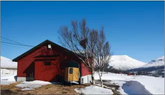 ?? FOTO: JOHANNE P. ELVESTAD ?? Gården ligger på vestsiden av Straumfjor­d i naturskjøn­ne omgivelser.