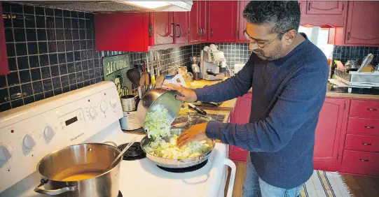  ?? VINCENZO D’ALTO FILES ?? Perombelon prepares stewed pointy cabbage with caramelize­d onions and ginger at home in 2013.