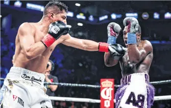  ?? /CORTESIA SHOW TIME ?? Vargas con su jab, mantiene fuera a Broner, en un trámite de la pelea que terminó sin vencedor en Brooklyn.