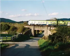  ??  ?? Namnet Kilnasagga­rt Bridge i Jonesborou­gh invid den irländska gränsen sägs en gång i tiden ha varit drabbat av en förbannels­e: bron var ett populärt mål för IRA:s bombattack­er och en tågfärd från norr till söder kunde sällan genomföras utan uppehåll.