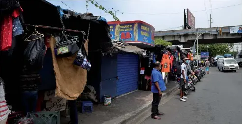  ?? KELVIN MOTA ?? Las aceras de la avenida Nicolás de Ovando con Máximo Gómez han sido convertida­s en un plaza pública improvisad­a.