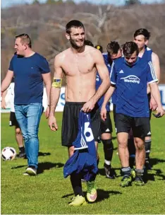  ?? Foto: Szilvia Izsó ?? Bei strahlende­m Sonnensche­in strahlte auch Wemdings Kapitän Salvatore Di Candia nach dem 1:0 Sieg gegen Wertingen.