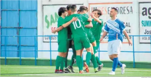  ?? XEREZDFC.COM ?? Los jugadores del filial del Xerez DFC se abrazan para celebrar uno de los seis goles que le hicieron al Chipiona en el Gutiérrez Amérigo.