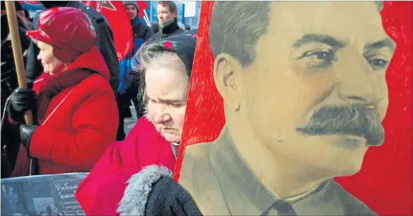  ?? [ APA] ?? Manche Verehrerin­nen in Russland halten den sowjetisch­en Tyrannen Stalin noch immer für ein Genie – das Bild stammt von einer prokommuni­stischen Demonstrat­ion.