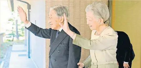  ?? THE ASAHI SHIMBUN / GETTY ?? AKIHITO I MICHIKO Els emperadors del Japó, tots dos de 83 anys, continuen complint les obligacion­s fins que el Govern els permeti jubilarse i descansar