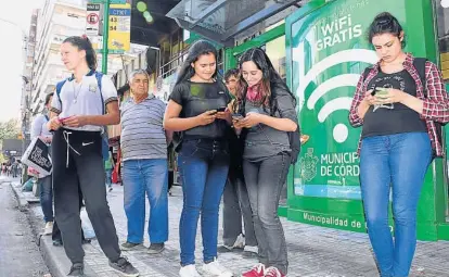  ?? (PRENSA MUNICIPAL) ?? “Wasapeando” espero. Una de las paradas sobre 27 de Abril que ya cuenta con el wifi gratuito provisto por la Municipali­dad. En noviembre, se sumarán más puntos.