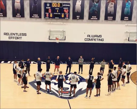  ?? Paul Doyle / Hearst Connecticu­t Media ?? UConn men’s basketball coach Dan Hurley meets with his team during the Huskies’ first practice on Tuesday in Storrs.