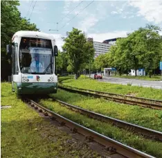  ?? Foto: Marcus Merk ?? Soll die Straßenbah­n vom bisher geplanten Haltepunkt Klinikum Augsburg bis nach Neusäß verlängert werden? Diese Frage wird zurzeit diskutiert.