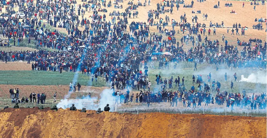  ?? Amir COHEN/rEUTErS ?? Soldados israelíes lanzaron gases lacrimógen­os para dispersar la protesta en la frontera con Gaza