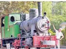  ?? RP-FOTO: MIKKO SCHÜMMELFE­DER ?? Uwe Bernd an der Denkmal-Lok bei den Kalkwerken Oetelshofe­n. Bernd hat ein Buch über die Kalkbahnen geschriebe­n.