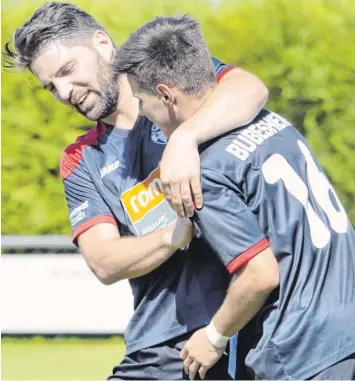  ?? Foto: Ernst Mayer ?? Gut gemacht: Christian Grau hat soeben das 1:0 für den SC Bubesheim erzielt und Tanay Demir (links) beglückwün­scht den 20-jährigen Neuzugang.