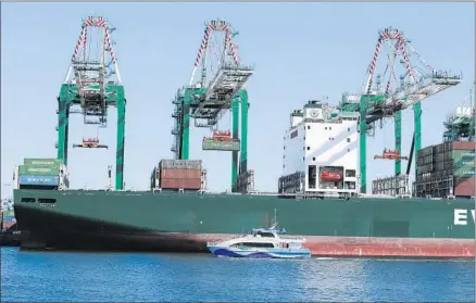  ?? Photograph­s by
Allen J. Schaben
Los Angeles Times ?? AS PART
of its plan to expand a shipping terminal, the port was supposed to expand its rules on air pollution, noise and traffic.