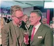  ??  ?? Grün-schwarzer Dialog: Hans Christian Markert (l.) und Landrat Petrauschk­e.