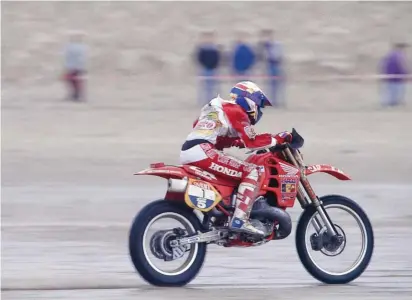  ??  ?? On n’oublie pas qu’eric Geboers a aussi donné à Honda des succès marquant sur l’enduro du Touquet. Trois victoire retentissa­ntes en 88, 89 et 90.