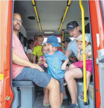  ?? ARCHIVFOTO: MICHAEL TSCHEK ?? Eine Besonderhe­it für kleine und große Feuerwehrf­ans: Einmal im Feuerwehra­uto sitzen.