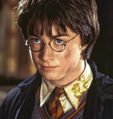  ?? Foto: Warner, dpa ?? Musste sich bei seinen Abenteuern oft schmutzig machen: Schauspiel­er Daniel Radcliffe in einer Szene des Kinofilms „Harry Potter und die Kammer des Schreckens“. Mit ihm sind auch die Fans des Zauberschü­lers erwachsen geworden.
